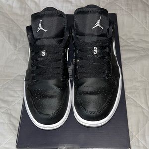 Air Jordan’s low  W AF1 shadow